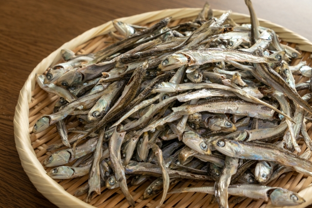 ざるに盛られた煮干しの画像