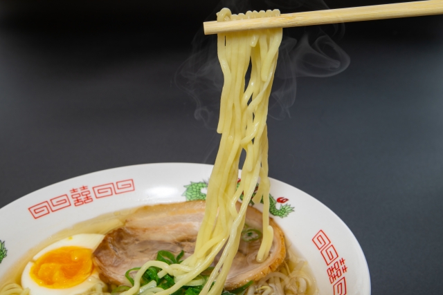 麺を持ち上げる画像